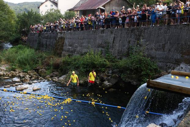 Čabar: Utrka 1600 gumenih patkica