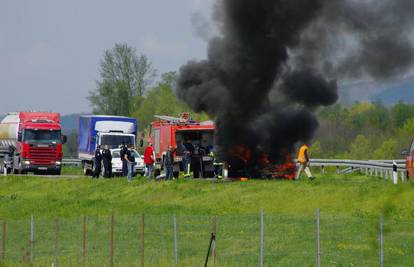 Na autocesti se zapalila Vectra, vozač neozlijeđen