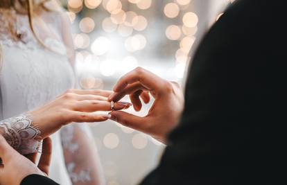 Znamo zašto vjenčani prsten nosimo na četvrtom prstu, ali i gdje ga kupiti  po sniženoj cijeni