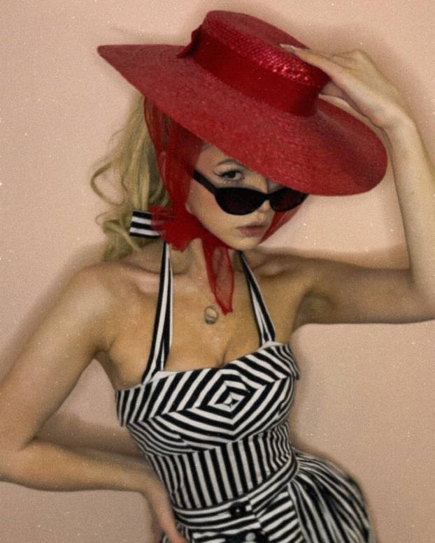 FOTO Mlada ljepotica obožava vintage stil - u retro krpicama donosi seksepil iz 1950-ih