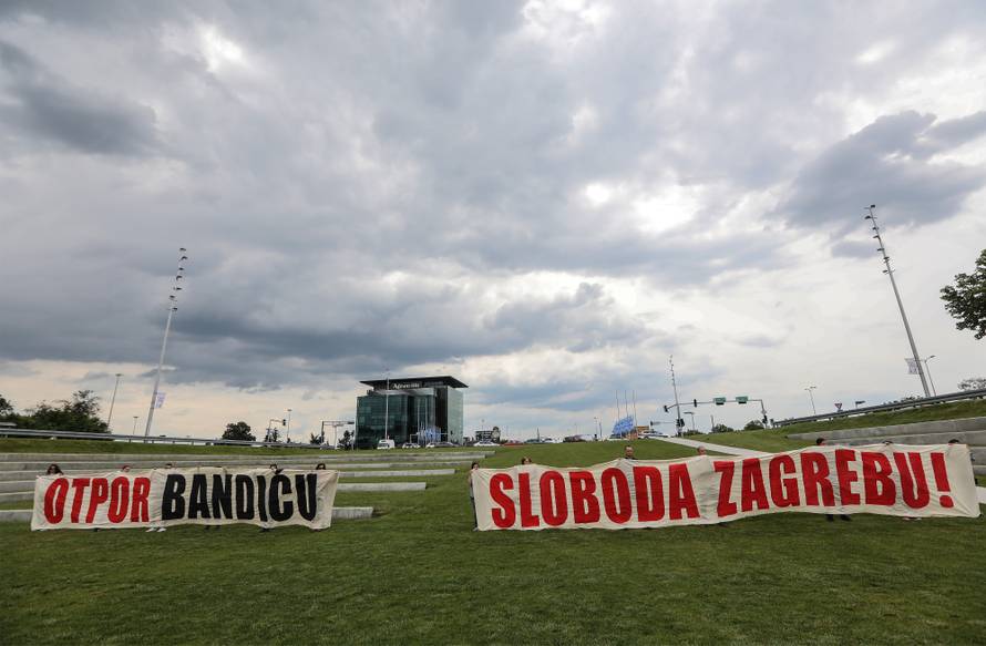 Zagreb: Aktivisti prekinuli konferenciju za medije Milana Bandića na fontanama