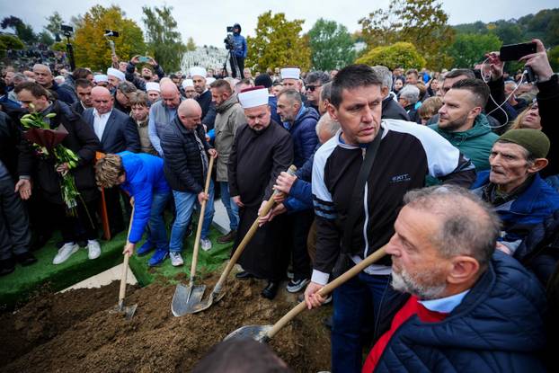 Sarajevo: Posljednji ispraćaj Halida Bešlića na gradskom groblju Bare