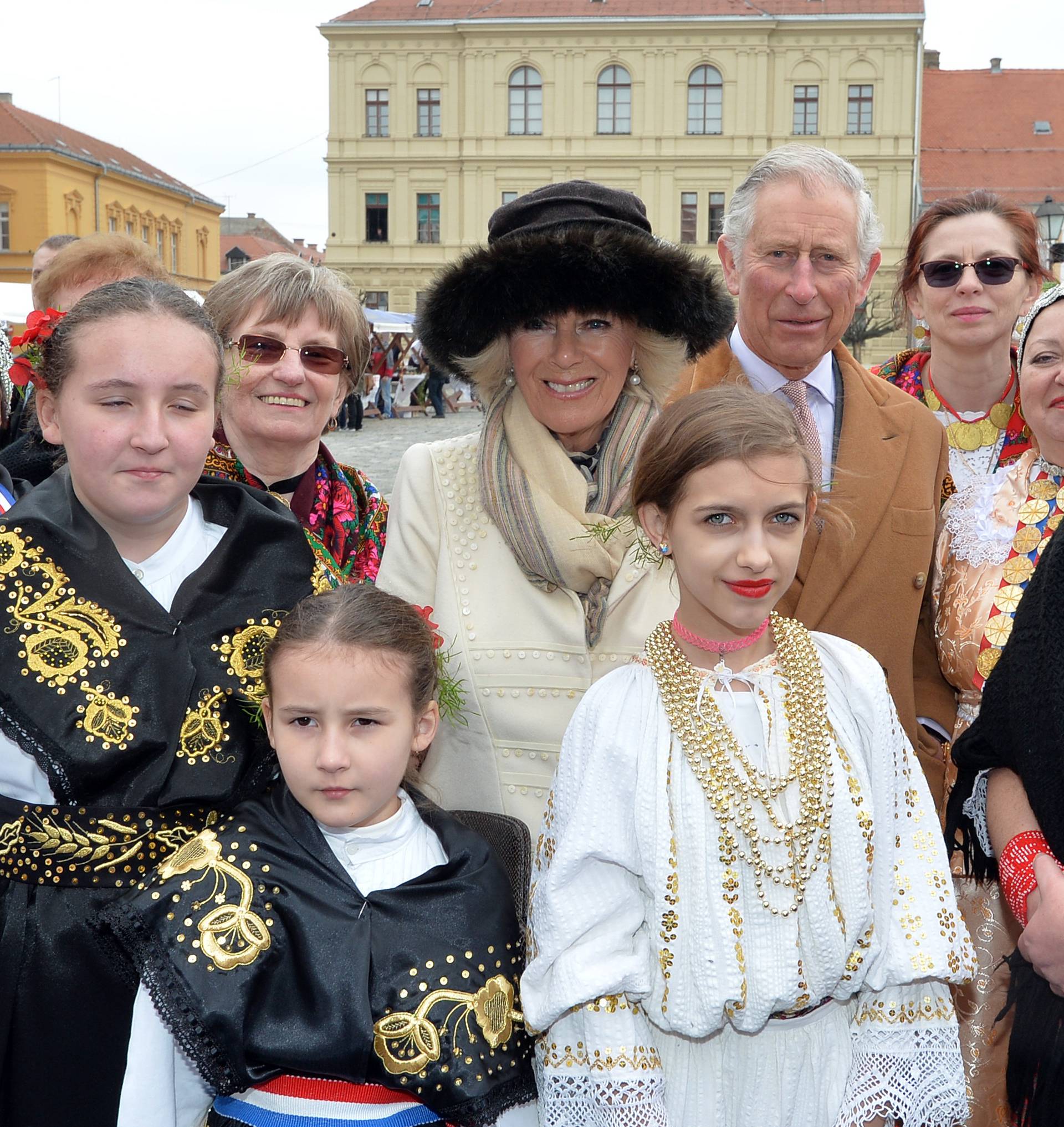 Charles i Camilla u Osijeku: Na trgu ih je dočekalo 2000 ljudi