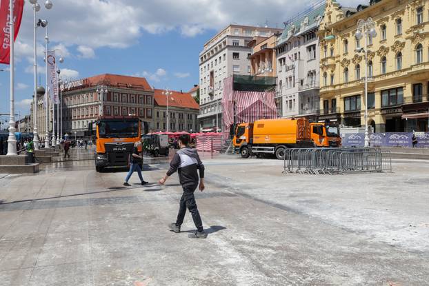 Zagreb: Radnici Čistoće čiste trg nakon slavlja maturanata