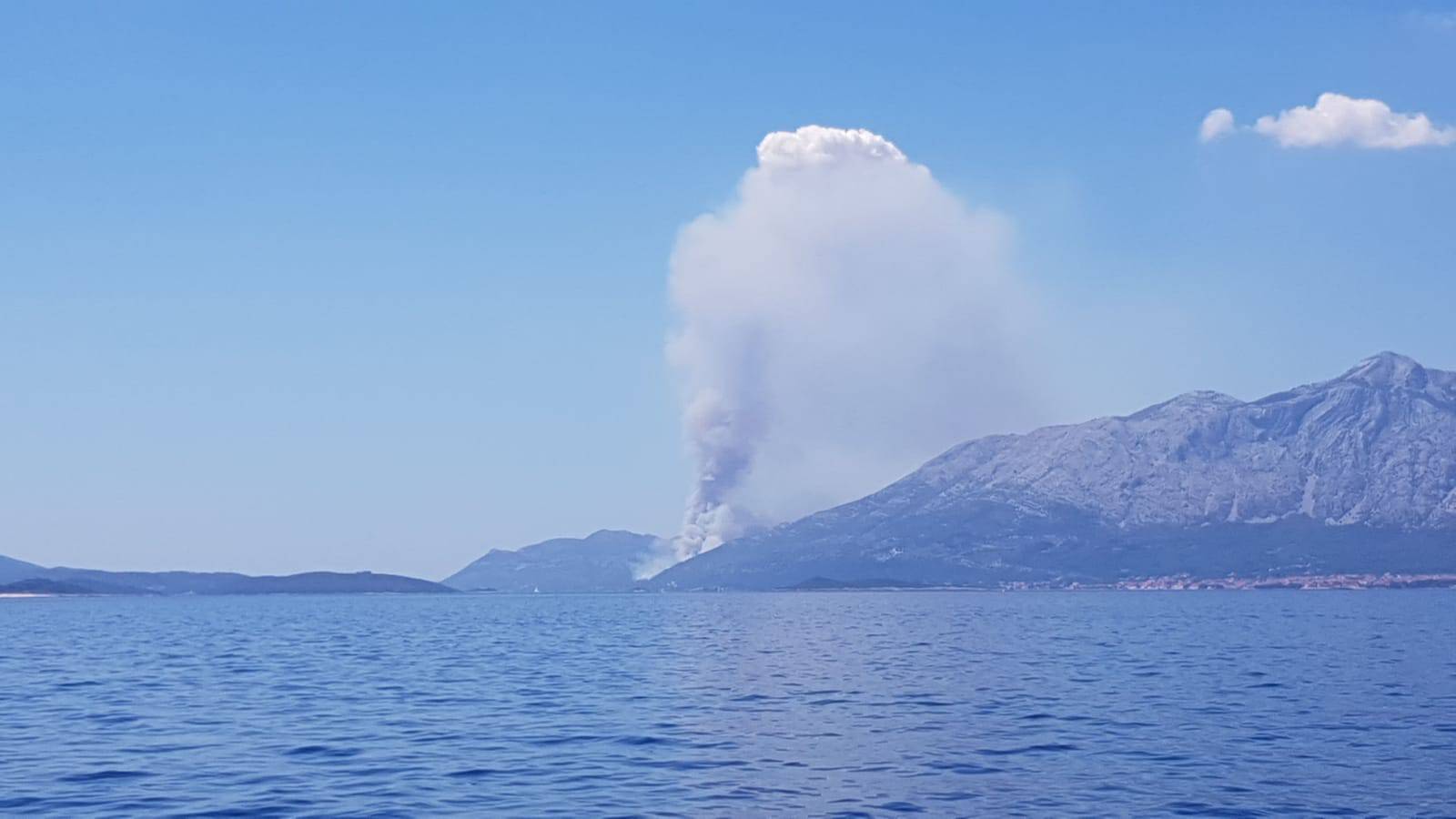 Gori na Pelješcu: Stigli kanaderi