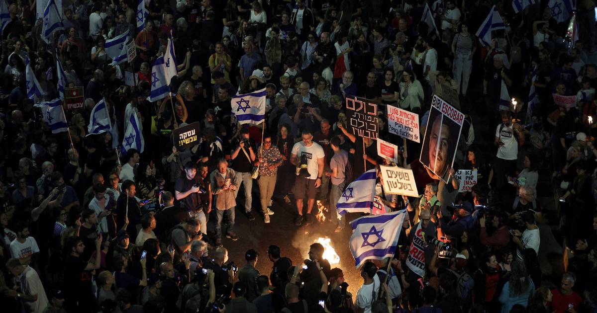 Crowds flock to Tel Aviv to demand release of hostages and oust Netanyahu