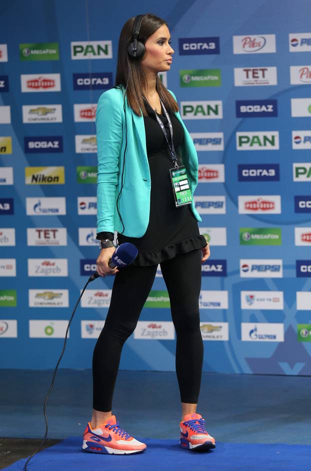 Zagreb: Trudna Lana Banely tijekom hokejaške utakmice Medveš?aka i Moskve