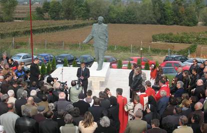 Otkrili kip Franji Tuđmanu visok tri metra u Podbablju 