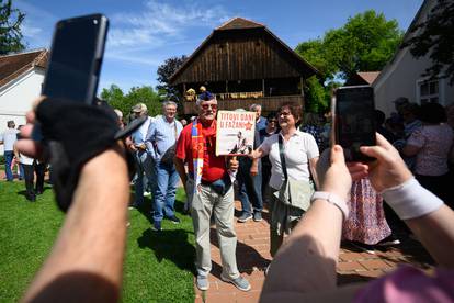 FOTO Veselo u Kumrovcu: Tisuće na obilježavanju rođendana Tita, stigao i Stjepan Mesić