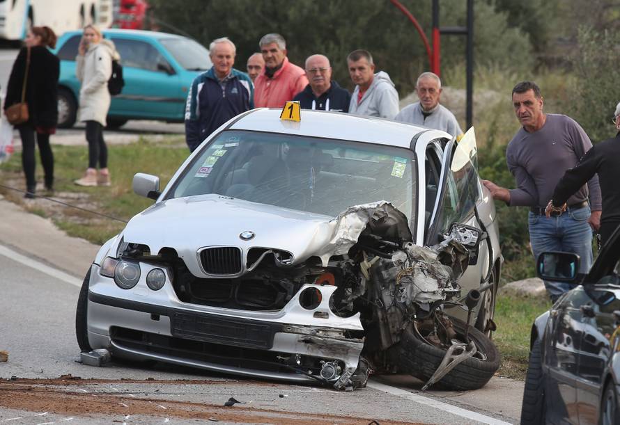 Krš i lom na ulazu u Šibenik: BMW bez pola prednjeg dijela