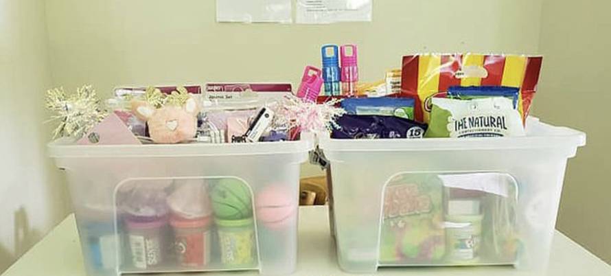 Mama plaća kćerkici čišćenje kuće s igračkama i slatkišima