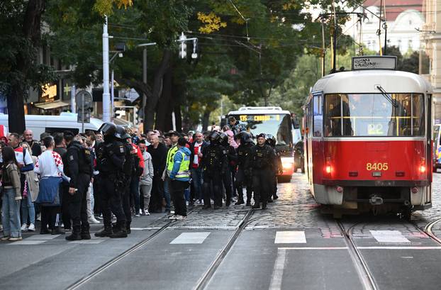 Prag: Hrvatski navijači u korteu idu do stadiona