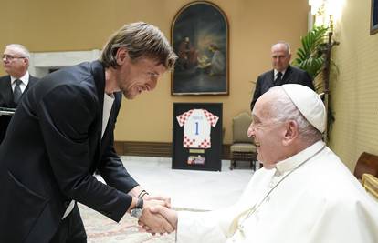 Modrić u svojim vitrinama ima jednu posebnu nagradu. Uručio mu je papa Franjo 2018. godine