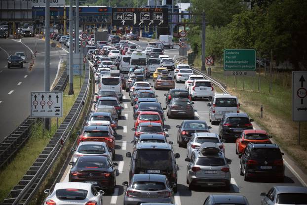 Zagreb: Pojačan promet u smjeru prema moru ispred NP Lučko