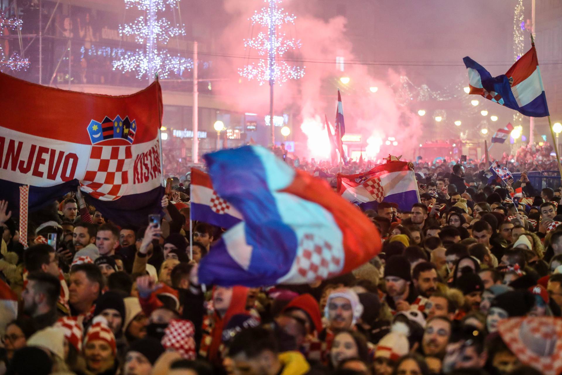 Prava ludnica vlada na Jelačićevom trgu, Vatreni krenuli prema Trgu