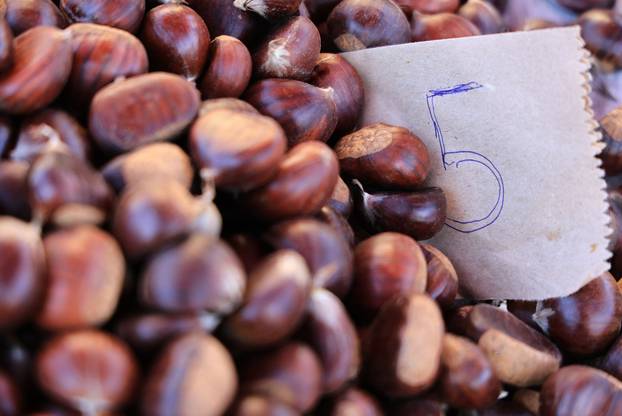 Zagreb: Na Dolac stigli prvi ovogodišnji kesteni, cijene su od 5 do 7 eura