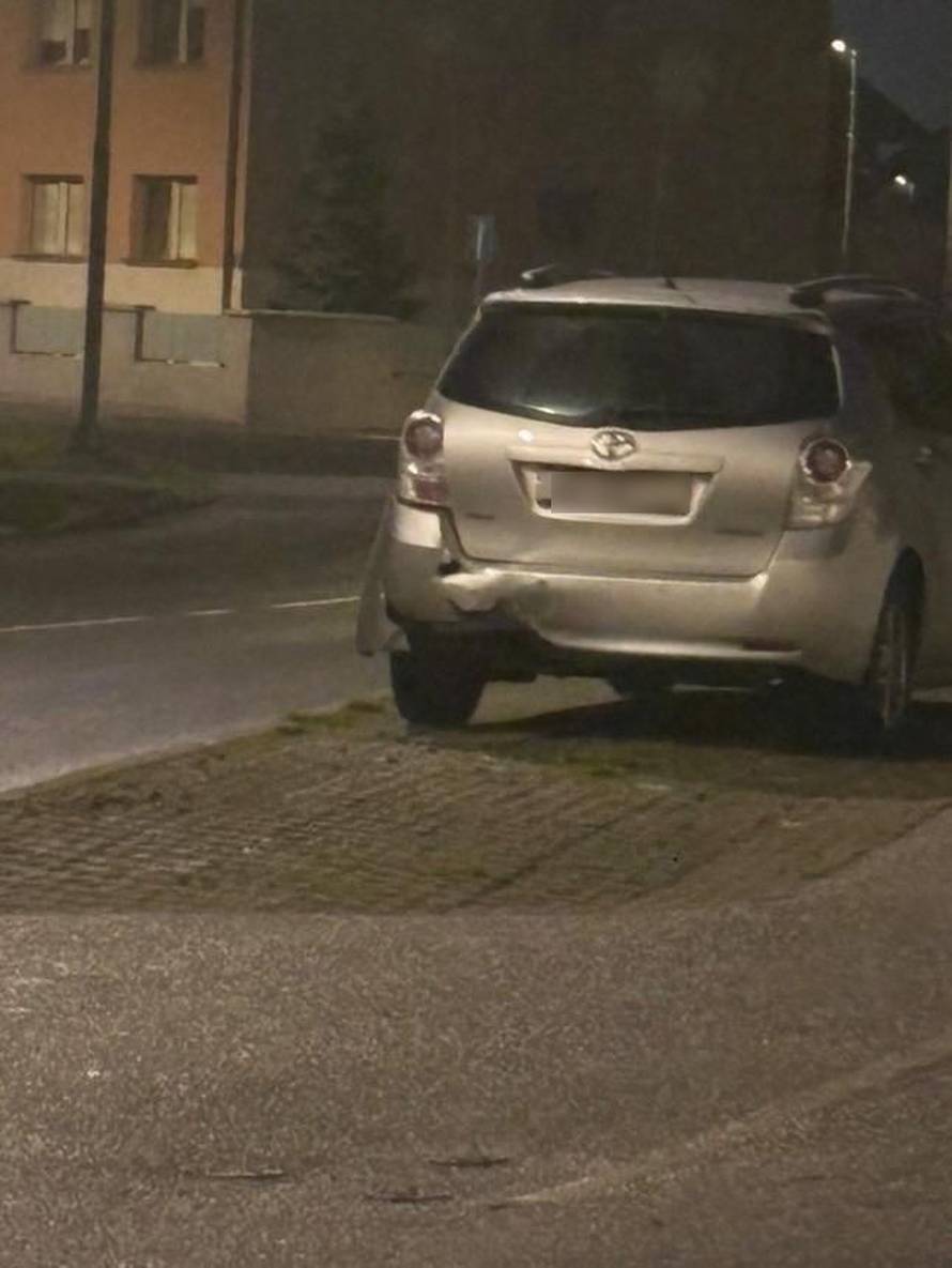 FOTO Divljao je Varaždinom! Prošao kroz kružni, 'pokupio' prometne znakove, ali i auto