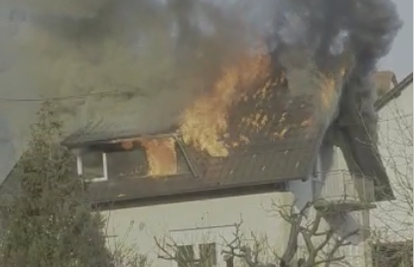 VIDEO Požar je progutao krov obiteljske kuće u Zagrebu