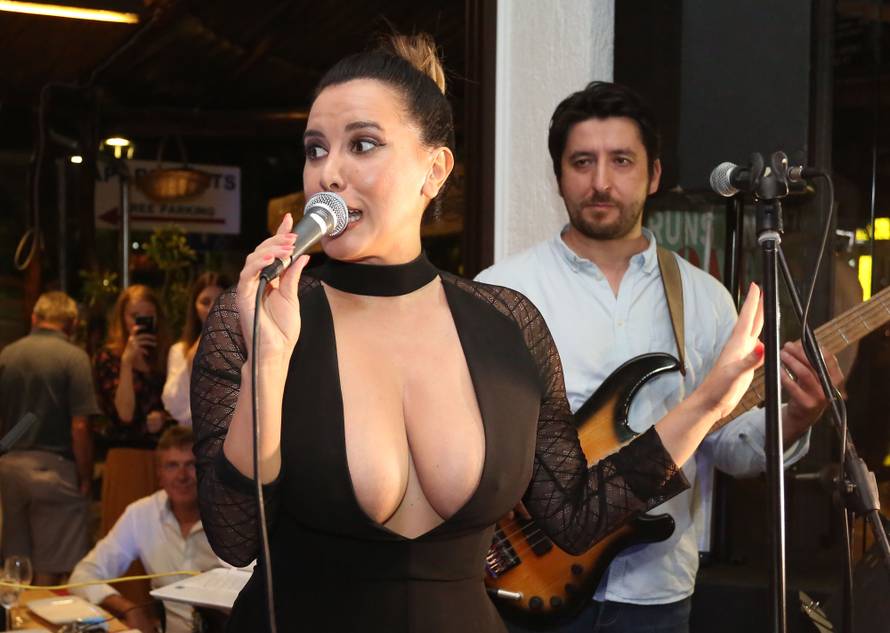 Odolio iskušenju: Grdi nije virio u bujni dekolte Nives Celzijus