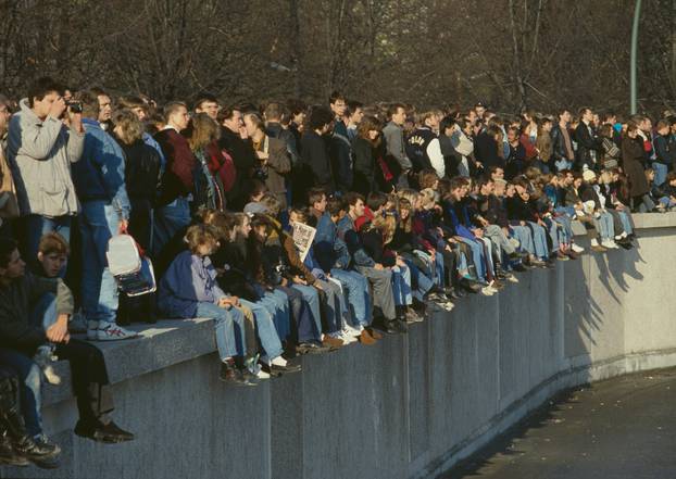 Berliner besetzen die Mauer, 1989