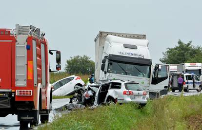 Stravičan sudar kamiona i dva automobila, jedna osoba mrtva