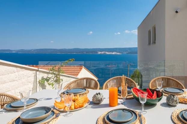 Bazen, sauna, teretana i dvije plaže na 'par koraka' - evo što sve nudi raskošna vila u Omišu