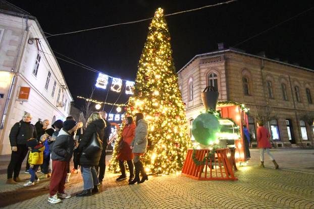 Bjelovar: Grad nikad ljepši u blagdanskom ruhu, a i advent je naraskošniji ikad