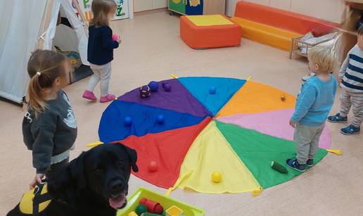 Djeca u&ccaron;e i rastu uz igru, ljubav i terapijskog psa - upoznajte Smijalice!