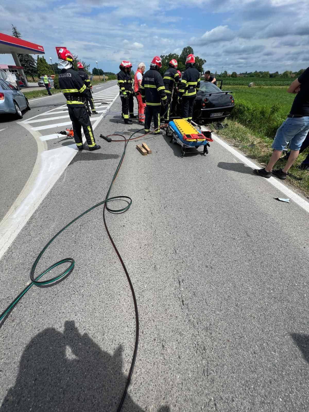 FOTO Teška nesreća u Vrpolju: Troje ljudi ozlijeđeno u sudaru