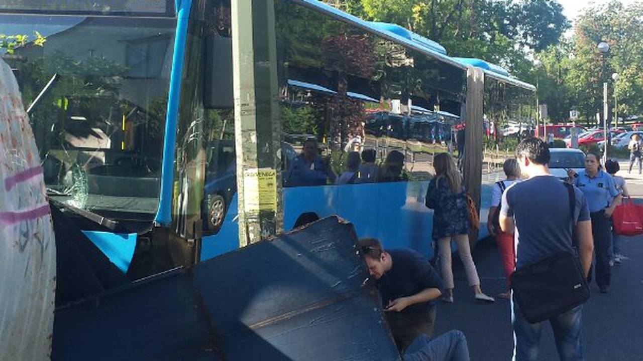 ZET-ov bus zabio se u ogradu: Četvero ljudi završilo u bolnici