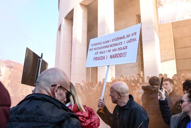 Zagreb: Okupljanje prosvjednika protiv COVID potvrda na Trgu žrtava fašizma