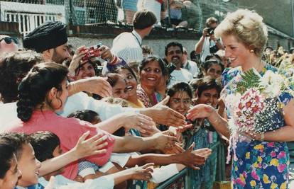 Garderoba Lady Di na velikoj aukciji: Slavna  'Caring Dress' za ekstremnih 490.000 eura