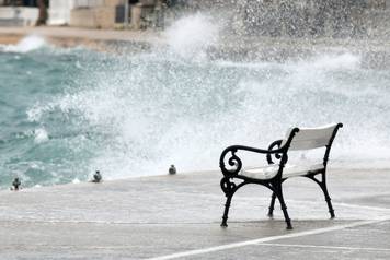 Vodice: Jako jugo na rivi