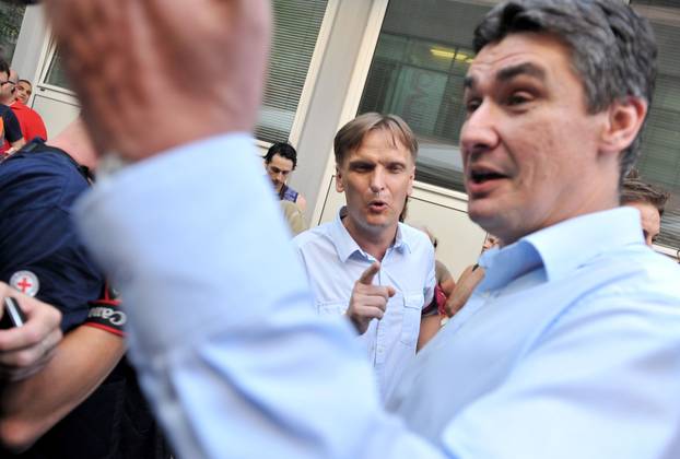 ARHIVA - 2010. Zagreb: Aktivisti za Varšavsku prosvjedovali pred sjedištem SDP-a 