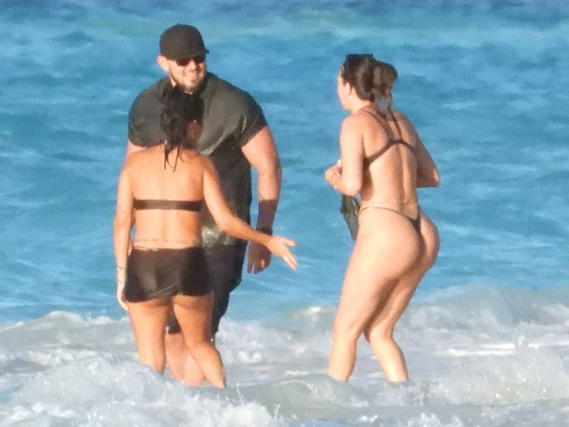 *PREMIUM-EXCLUSIVE* Kim Kardashian escapes to Turks and Caicos for a girls getaway as Kanye returns to LA!