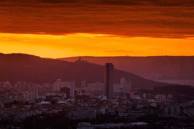 Mravince: Pogled na Split i zalazak sunca iza tmurnih oblaka