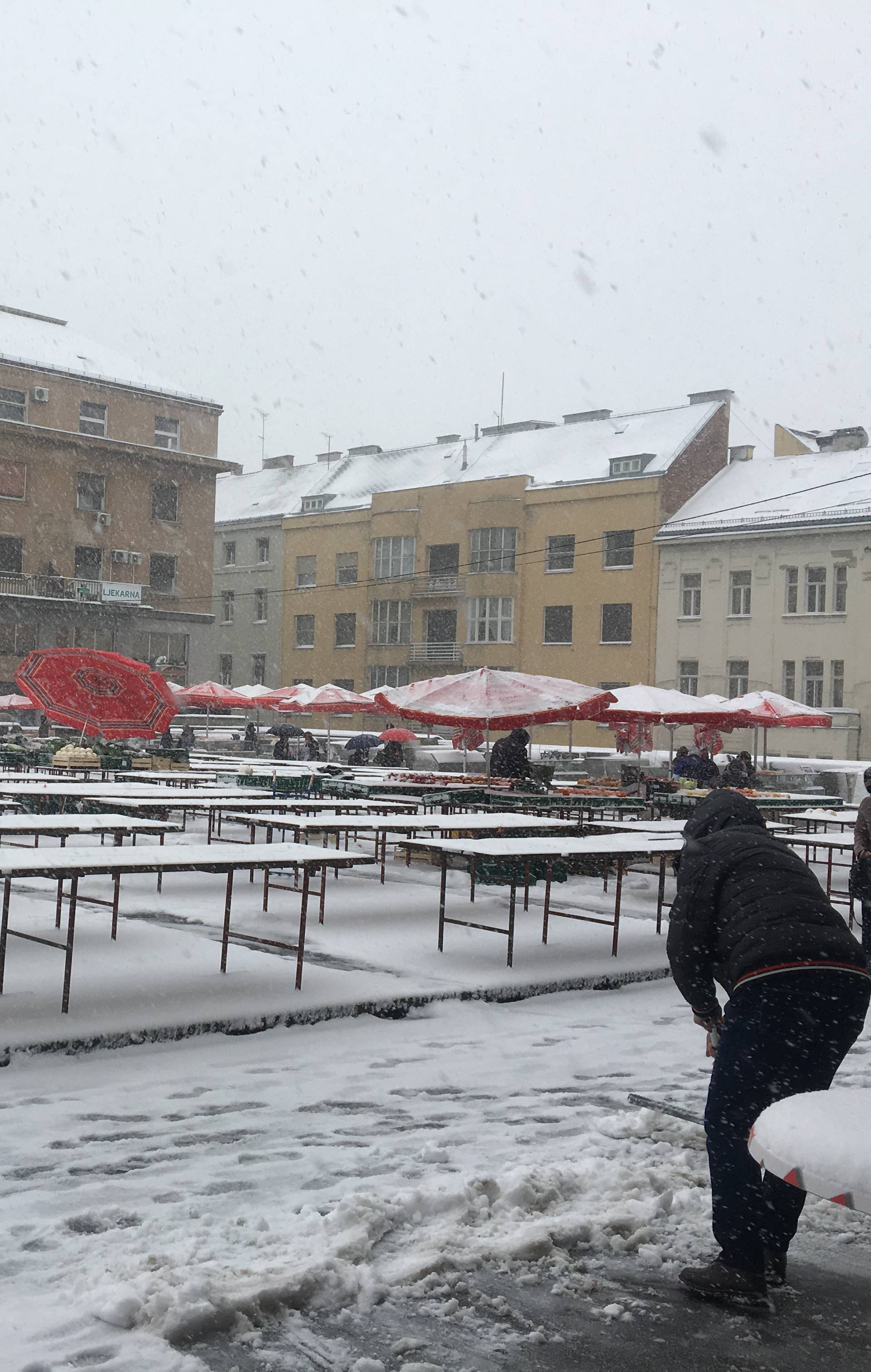 HGSS nepokretnom muškarcu kod Gračaca donio hranu i drva