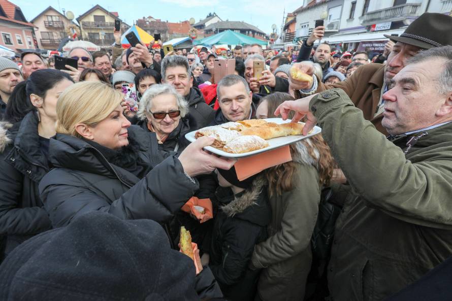 Kolinda polagala vijence, palila svijeće i slavila Novu godinu