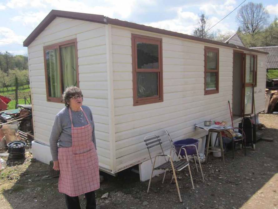 Priča iz Petrinje: Nevenka prvu noć opet na svome. Ispekla je kolače i prodaje ih na tržnici