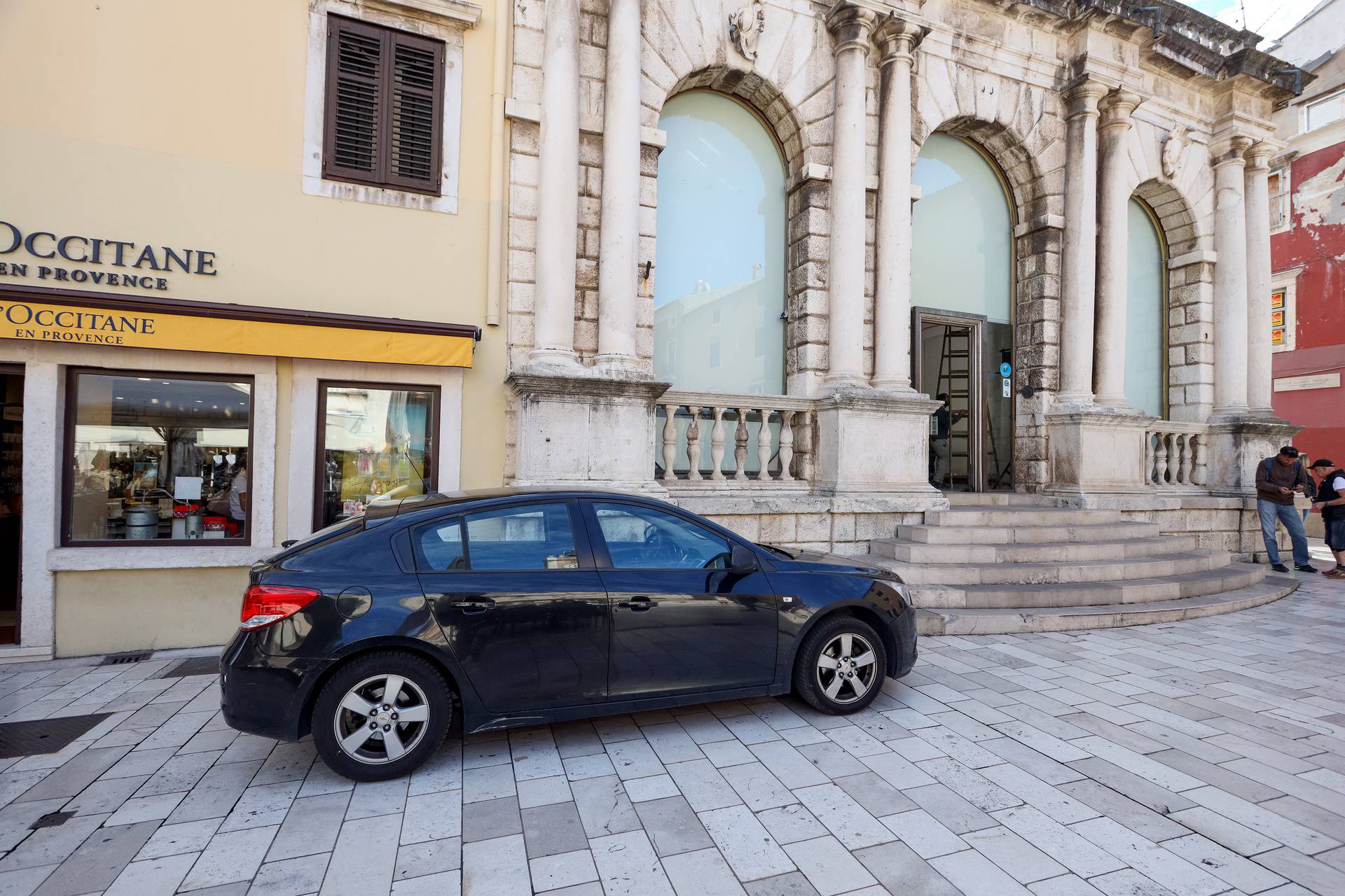 Zadar: Talijanski turisti parkirali automobil na glavni Trg