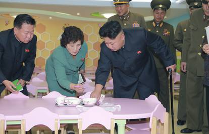 Sretan kao dijete: Razdragani Kim Jong Un obišao sirotište