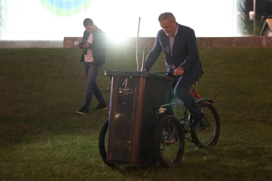 Zagreb: Fontane zasvijetlile u znaku zagrebačke Čistoće