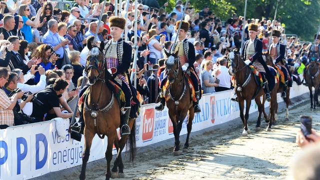 Došli smo se pokloniti sjenama  hrvatskih branitelja Vukovara