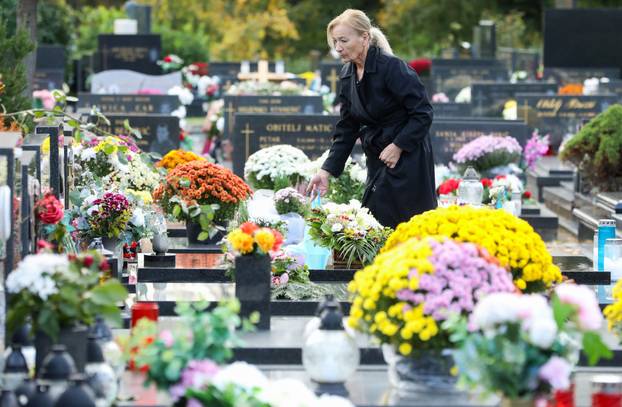 Zagreb: Građani obilaze posljednja počivališta svojih najmilijih uoči Svih svetih