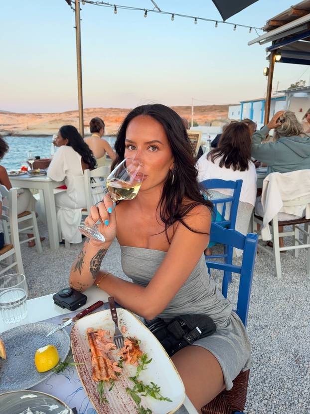 FOTO Sve nosi bez grudnjaka! Australka Eliza je cijela prirodna, kaže da voli slobodu