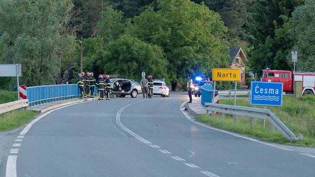 FOTO Nesreća kod Bjelovara: Autom se zabio u ogradu mosta, vozača su izvlačili vatrogasci