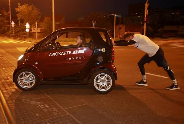 Zagreb: Tomislav Lubenjak obara Guinnessov rekord u guranju automobila na 100 kilometara