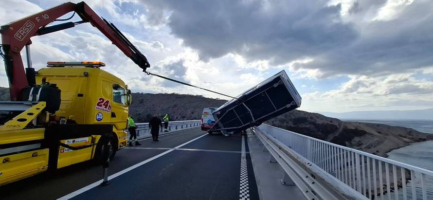 FOTO Spašavali kamp kućicu dok je bura udarala 150 na sat, a onda se prevrnula još jedna