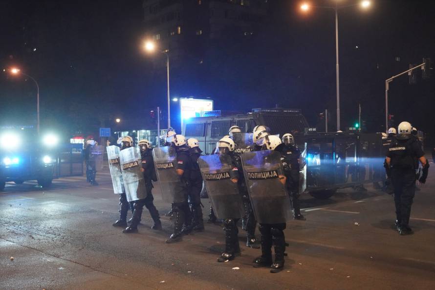 Policija i vojska suzavcima rastjerala okupljene prosvjednike u Novom Beogradu