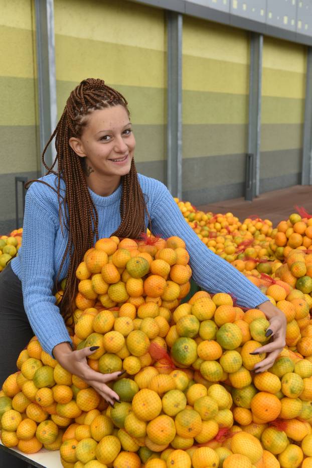 Zagreb: Prodavačica mandarina Kristina Penava ponovno prodaje mandarine na štandu 